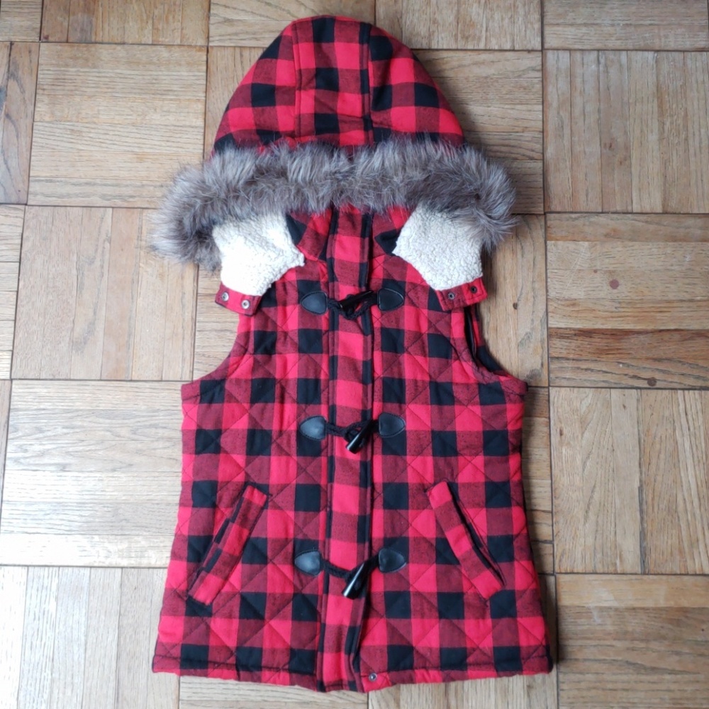 Mossimo red and black plaid vest with fur hood😊